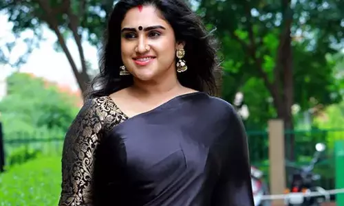 சுருட்டு பிடிக்கும் வனிதா விஜயகுமார்.. வைரலாகும் புகைப்படம்