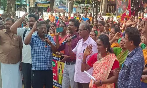 சத்துணவு ஊழியர் சங்கத்தினர் ஆர்ப்பாட்டம் சத்துணவு ஊழியர் சங்கத்தினர் ஆர்ப்பாட்டம்