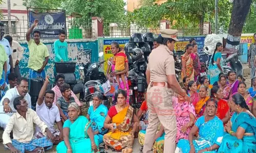 தென்காசியில் கிராம மக்கள் திடீர் போராட்டம்