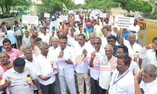 மின் ஒப்பந்ததாரர் கூட்டமைப்பினர் ஆர்ப்பாட்டம்