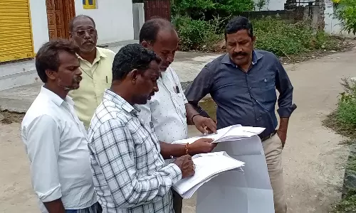 பொதுமக்களுக்கு பட்டா வழங்குவது குறித்து தாசில்தார் ஆய்வு பொதுமக்களுக்கு பட்டா வழங்குவது குறித்து தாசில்தார் ஆய்வு