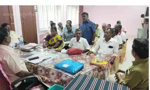 கம்யூனிஸ்டு கட்சி சார்பில் உண்ணாவிரதம் அறிவிப்பு: ஜெயங்கொண்டம் தாசில்தார் அலுவலகத்தில் அமைதி பேச்சு வார்த்தை கம்யூனிஸ்டு கட்சி சார்பில் உண்ணாவிரதம் அறிவிப்பு: ஜெயங்கொண்டம் தாசில்தார் அலுவலகத்தில் அமைதி பேச்சு வார்த்தை