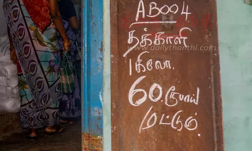 15 ரேஷன் கடைகளில் தக்காளி கிலோ ரூ.60-க்கு விற்பனை 15 ரேஷன் கடைகளில் தக்காளி கிலோ ரூ.60-க்கு விற்பனை