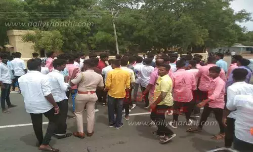 அழகுமுத்துக்கோன் பிறந்தநாள் விழாவுக்கு மோட்டார் சைக்கிள்களில் வந்தவர்களை தடுத்து நிறுத்திய போலீசார்