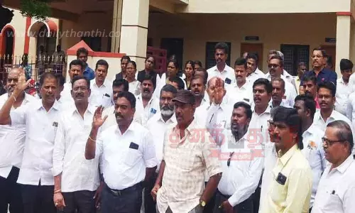 அம்பையில் வக்கீல்கள் ஆர்ப்பாட்டம்