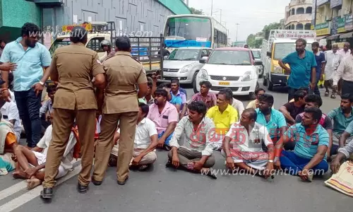 கொடுமுடி அருகே ரெயிலில் அடிபட்டு அரசு பள்ளிக்கூட ஆசிரியர் பலி- சாவில் மர்மம் இருப்பதாக உறவினர்கள் சாலை மறியல்