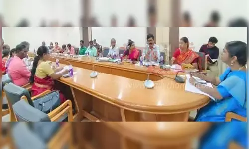 அரசு பள்ளிகளில் மாணவர்களை கூடுதலாக சேர்ப்பதற்கு நடவடிக்கை எடுக்க வேண்டும்