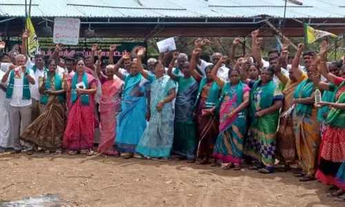 தேங்காய் எண்ணெய் பாட்டிலுடன் விவசாயிகள் காத்திருப்பு போராட்டம்