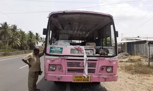 கண்ணாடி உடைந்ததால் நடுவழியில் நிறுத்தப்பட்ட அரசு பஸ்