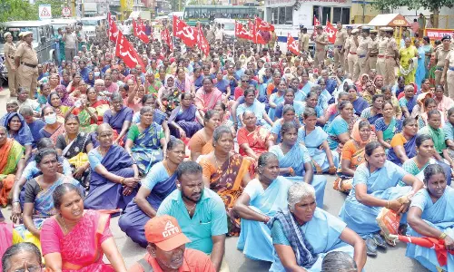 மறியலில் ஈடுபட்ட 400 பேர் கைது