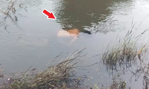 மடத்துக்குளம் அருகே உள்ள சாளரப்பட்டியில் அமராவதி பிரதான கால்வாயில் குளிக்கச் சென்ற பள்ளி மாணவன் தண்ணீரில் மூழ்கி உயிரிழந்தான்.