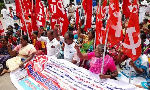 தூய்மை பணியை தனியார் மயமாக்க எதிர்ப்பு தெரிவித்து கலெக்டர் அலுவலகம் முற்றுகை