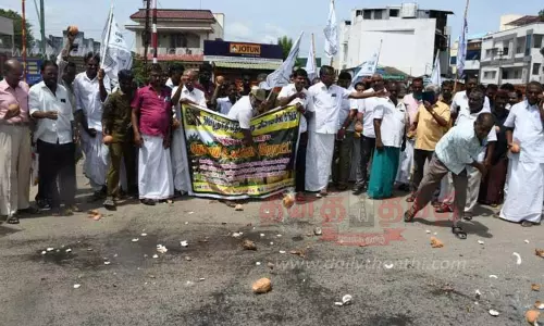 தேங்காய்களை உடைத்து விவசாயிகள் போராட்டம்