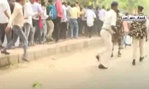 பீகாரில் விவசாய சங்கத்தினர் சட்டமன்றம் நோக்கி பேரணி - தடியடி நடத்தி கலைத்த போலீசார்