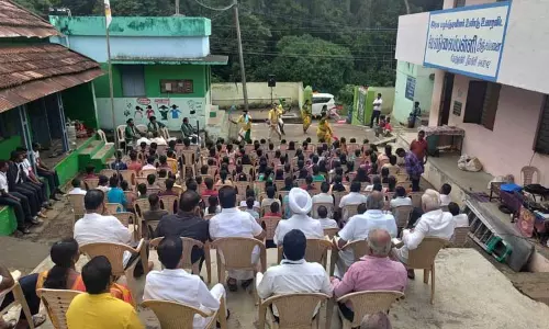 குஞ்சப்பனை அரசுப் பள்ளியில் மாணவர்களுக்கு வாழும் கலைப் பயிற்சி