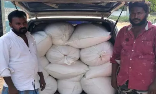 தூத்துக்குடியில் மினிவேனில் ரேஷன் அரிசி கடத்திய 2 பேர் கைது
