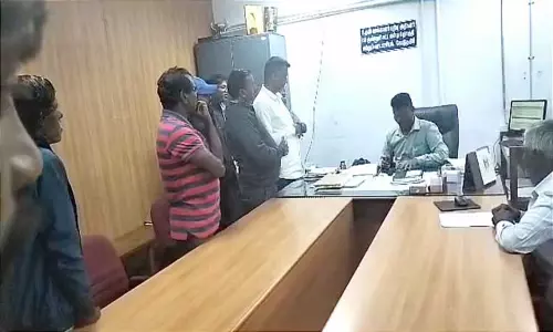 கோத்தகிரி தாசில்தார் அலுவலகத்தில்  ஆதார் மையத்தில் 20 பேருக்கு மட்டும் சேவை வழங்கப்படுவதால் பொதுமக்கள் ஏமாற்றம்-மைய ஊழியருடன் வாக்குவாதத்தில் ஈடுபட்டதால் பரபரப்பு