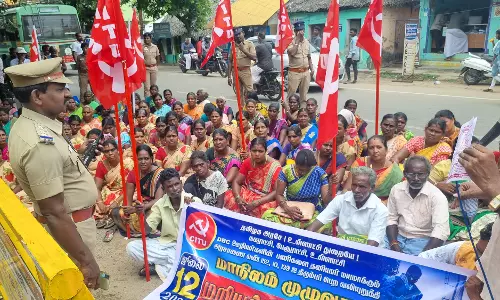 நாகை நகராட்சி அலுவலகத்தை சி.ஐ.டி.யூ. தொழிற்சங்கத்தினர் முற்றுகை