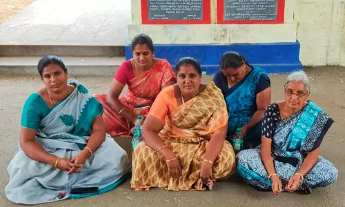 ஊராட்சி மன்ற பெண் தலைவர்கள்  தர்ணா