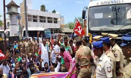 தூய்மை பணியாளர்கள் சாலை மறியல்; 146 பேர் கைது தூய்மை பணியாளர்கள் சாலை மறியல்; 146 பேர் கைது