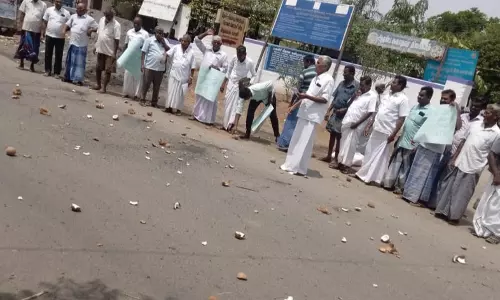 பள்ளிபாளையத்தில்தென்னை விவசாயிகள் சாலையில் தேங்காய்களை உடைத்து போராட்டம்