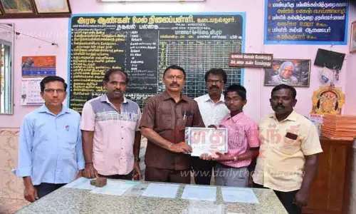 அரசு பள்ளி மாணவனுக்கு பாராட்டு