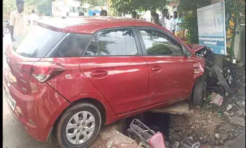 மரத்தில் கார் மோதி விபத்து; 5 பேர் படுகாயம்