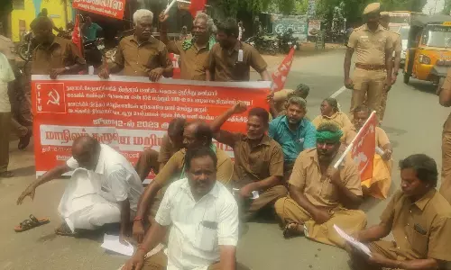 நகராட்சி, பேரூராட்சி ஊழியர்கள் சாலை மறியல்