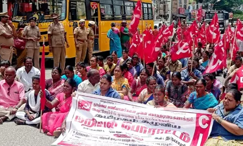 தூய்மை பணியாளர்கள் மறியல் போராட்டம்