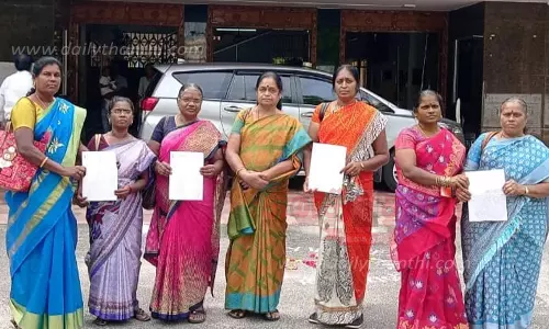 குடும்ப அட்டைதாரர்களுக்கு காய்கறிகளை ரேஷன் கடைகளில் வழங்க வேண்டும்கலெக்டர் அலுவலகத்தில் ஜனநாயக மாதர் சங்கத்தினர் மனு