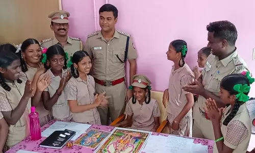 மாணவிகள் நன்கு படித்து காவல்துறையில் சேரவேண்டும்