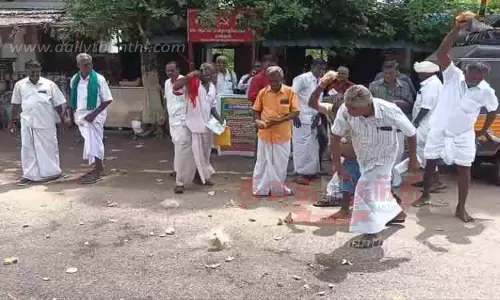 தேங்காய்களை சாலையில் உடைத்து தென்னை விவசாயிகள் போராட்டம் தேங்காய்களை சாலையில் உடைத்து தென்னை விவசாயிகள் போராட்டம்