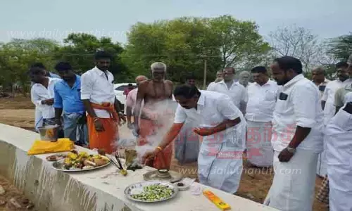 ஊருணியில்  மடைகள் கட்ட பூமிபூஜை