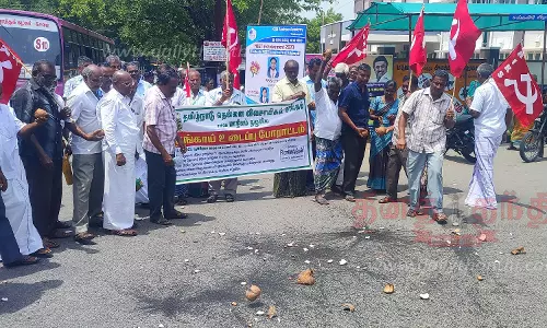 விவசாயிகள் தேங்காய் உடைத்து போராட்டம்