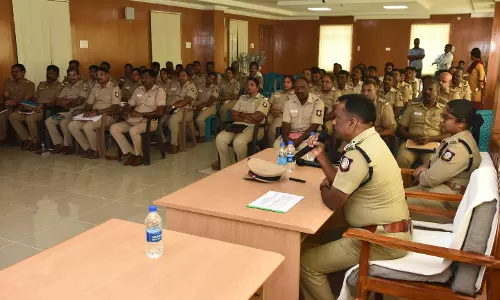 சிறப்பாக பணியாற்றிய 49 போலீசாருக்கு சான்றிதழ்