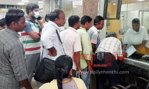 ரெயிலில் முன்பதிவு செய்ய குவிந்த பயணிகள்