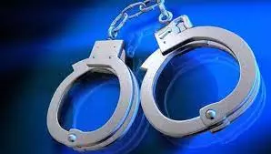 முத்திரை தாள் விற்பனையாளரை மிரட்டி பணம் பறித்த நவநிர்மான் சேனா பிரமுகர் கைது முத்திரை தாள் விற்பனையாளரை மிரட்டி பணம் பறித்த நவநிர்மான் சேனா பிரமுகர் கைது