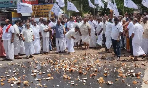 தேங்காய்களை உடைத்து போராட்டத்தில் ஈடுபட்ட விவசாயிகள்