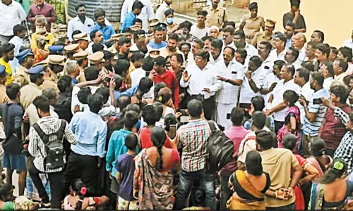 அடுக்குமாடி குடியிருப்பில் வீடு ஒதுக்கக்கோரி எம்.எல்.ஏ.வை முற்றுகையிட்ட பொதுமக்கள்