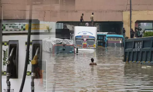 டெல்லியில் வெள்ளம்: பெட்ரோல் பங்குகள் மூடல்..!