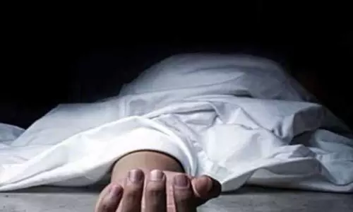 மேட்டூர் அருகே கிரேன் மோதி பெண் பலி