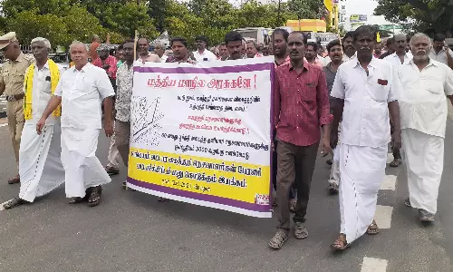 கைத்தறி நெசவாளர்கள் தாசில்தாரிடம் மனு