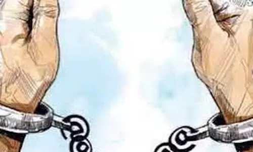 வாலிபரிடம் வழிப்பறியில் ஈடுபட்ட 3 பேர் கைது