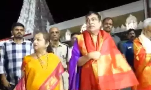 ஏழுமலையான் கோவிலில் மத்திய மந்திரி நிதின் கட்கரி வழிபாடு - நினைவுப்பரிசு கொடுத்த தேவஸ்தானம்