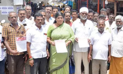 பூ கடைக்காரர்களை வெளியேற்றாமல் பாதுகாப்பு அளிக்க வேண்டும்