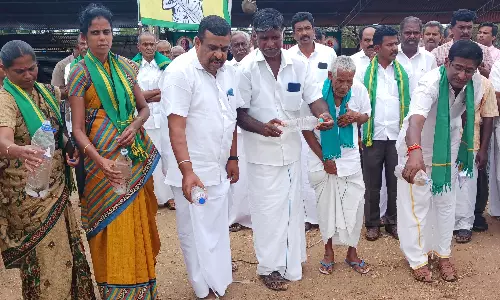 விவசாயிகளின் காத்திருப்பு போராட்டம்