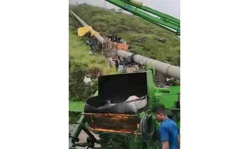 சுருளியாறு நீர் மின் உற்பத்தி நிலையத்தில்குழாய்கள் சீரமைக்கும் பணி தீவிரம்