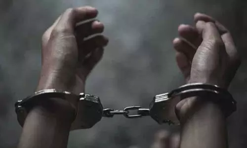 சுடுகாட்டில் எரிந்து கொண்டிருந்த மனித உடலை சாப்பிட்ட இருவர் கைது