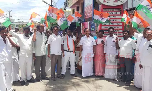 தர்மபுரியில் காங்கிரஸ் கட்சியினர் ஆர்ப்பாட்டம்