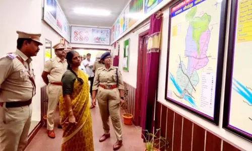 போலீஸ் நிலையத்தில் கலெக்டர் திடீர் ஆய்வு போலீஸ் நிலையத்தில் கலெக்டர் திடீர் ஆய்வு